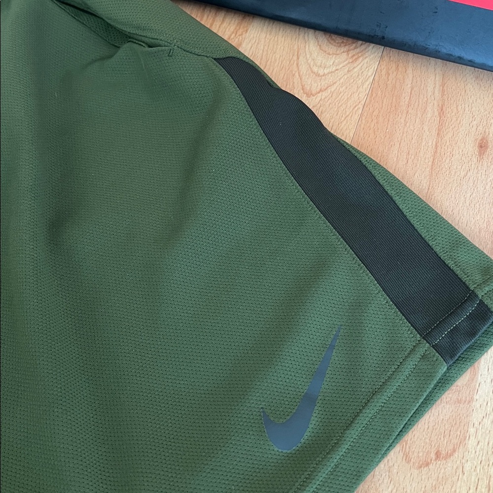 Nike Dri Fit Shorts  Size Large Three Pairs - Picture 13 of 14